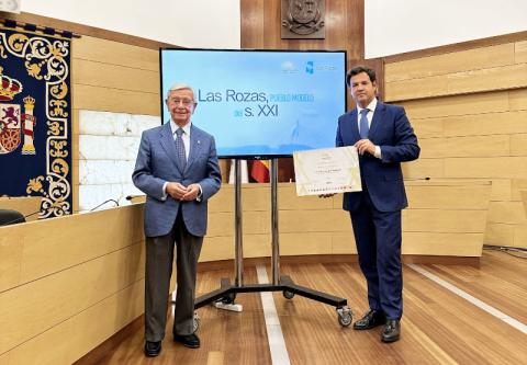 Rafael Ansón con el alcalde José de la Uz, haciendo entrega del diploma de reconocimiento como “Pueblo Modelo del Siglo XXI” a Las Rozas de Madrid.