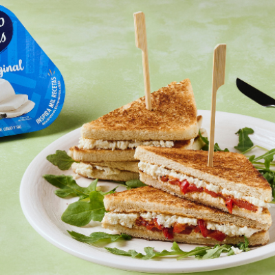 Sándwich de queso fresco y pimientos del piquillo