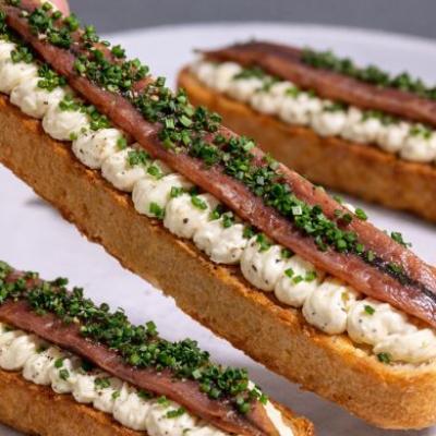 Brioche con anchoas, aperitivo viral de Navidad servido sobre pan brioche esponjoso