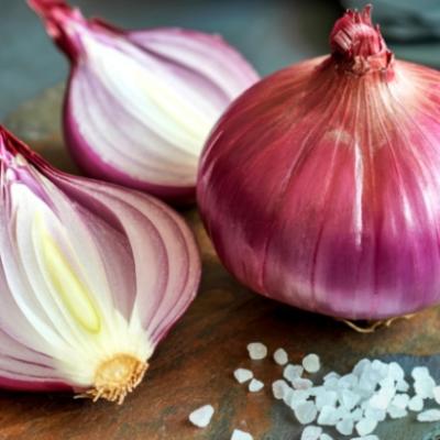 cebolla roja sobre tabla de cortar