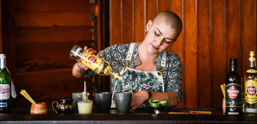 mujeres en el bar-bartender