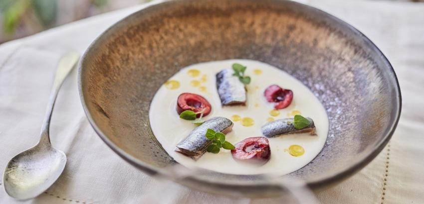 Marc Fosh-Sopa fría de almendras tiernas y aceite de oliva con sardinas marinadas y cerezas