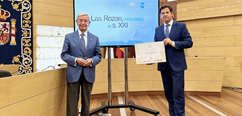 Rafael Ansón con el alcalde José de la Uz, haciendo entrega del diploma de reconocimiento como “Pueblo Modelo del Siglo XXI” a Las Rozas de Madrid.