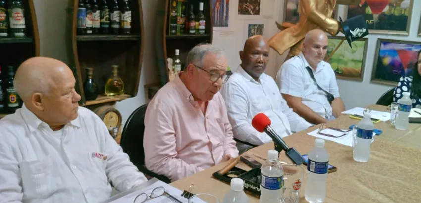 Al centro, José Rafa Malém, presidente honorario, y Eddis Naranjo Carrillo, presidente, junto a los restantes miembros de la directiva de la Asociación de Cantineros de Cuba.