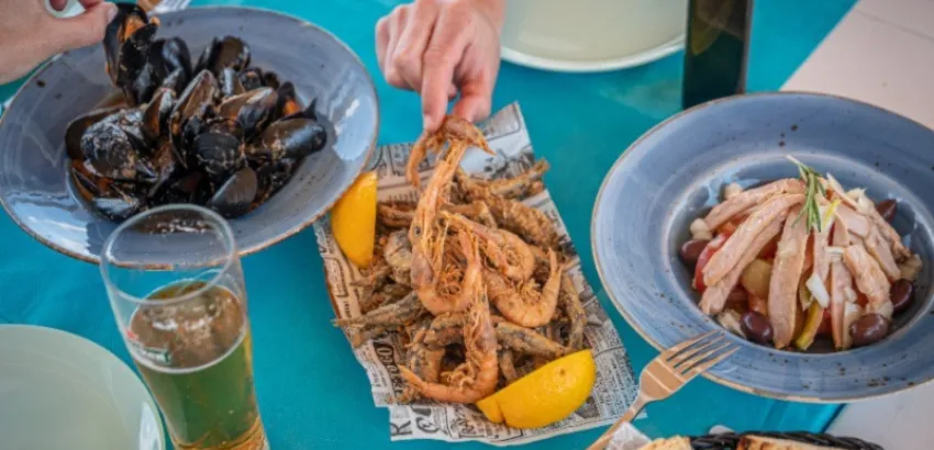 Mejillones del Delta, ensalada de ventresca con tomate payés y fritura en ‘Calma Salada’ (El Vendrell, Tarragona). Foto: Manu Mitru / Guía Repsol