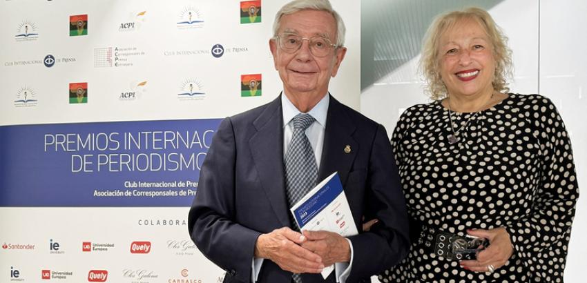 La Academia Iberoamericana de Gastronomía recibe el Premio ACPI a la Comunicación 2023. En la foto, Rafael Ansón con la presidenta de ACPI, Sully Fuentes.