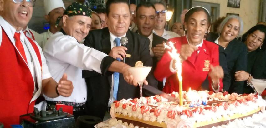 Trabajadores del Floridita picaron el cake por su cumpleaños 206.