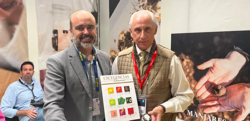 Francisco García, responsable de ventas internacionales, en intercambio con José Carlos De Santiago, vicepresidente de la Academia Iberoamericana de Gastronomía y presidente del Grupo Excelencias