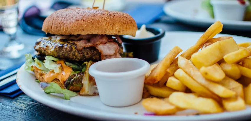 Hamburguesa y papas fritas