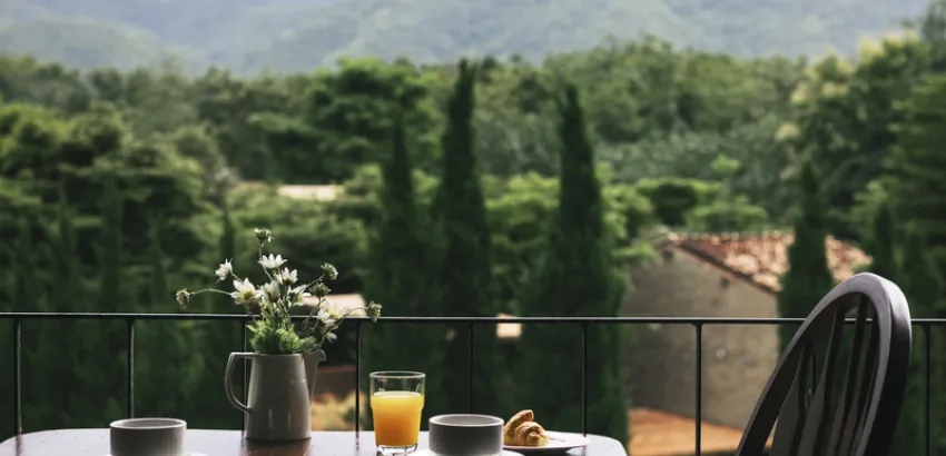 Desayuno con vistas a un paisaje natural. (Foto: Freepik)