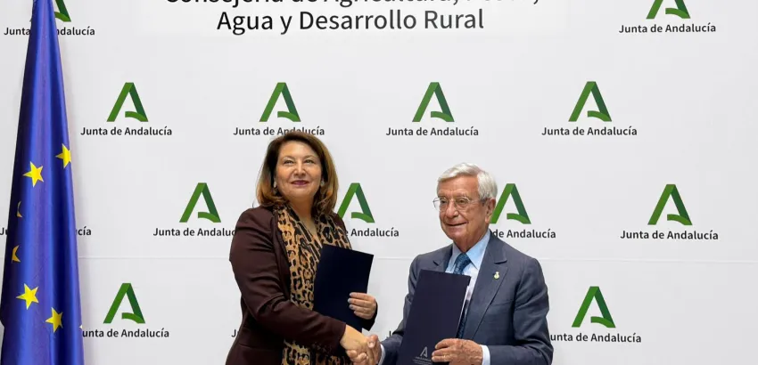 Carmen Crespo, consejera de Agricultura, Pesca, Agua y Desarrollo Rural de la Junta de Andalucía, y Rafael Ansón, presidente de la AIBG. (Foto: Rafael Ansón)