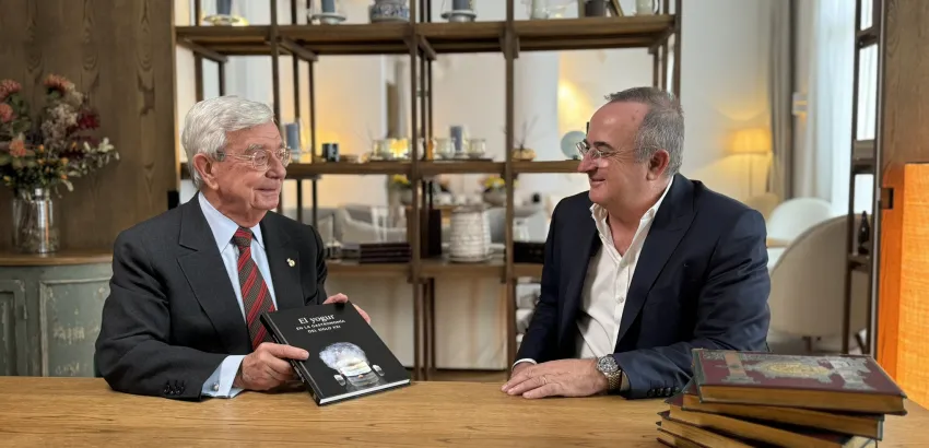 Rafael Ansón con Xavier Pont, presidente de Pastoret, presentando el libro “El yogur en la gastronomía del siglo XXI”. (Foto: Rafael Ansón)