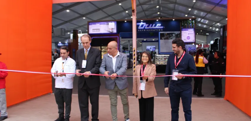 De izquierda a derecha: Angello Bertini, maestro pizzaiolo; Pablo García Wagner, presidente AHORA; Christian Dancourt y Aydee Ayala, de Gastromaq y Gabriel Gechelin, gerente de Alimentos en Perú