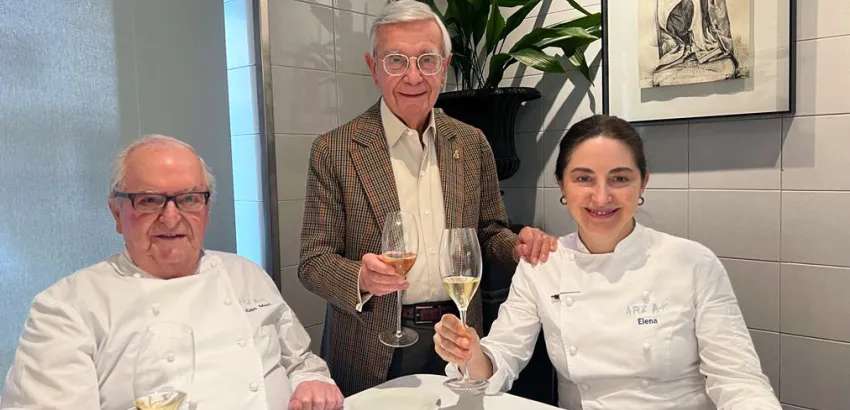 Rafael Ansón con Juan Mari y Elena Arzak en su restaurante de San Sebastián. (Foto: Rafael Ansón)