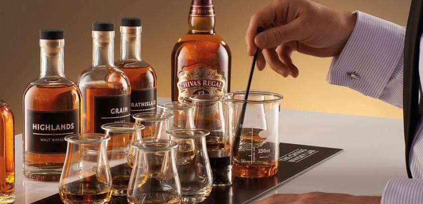 Elabora tu propio blended con Chivas Lab, el laboratorio para los amantes del whisky  