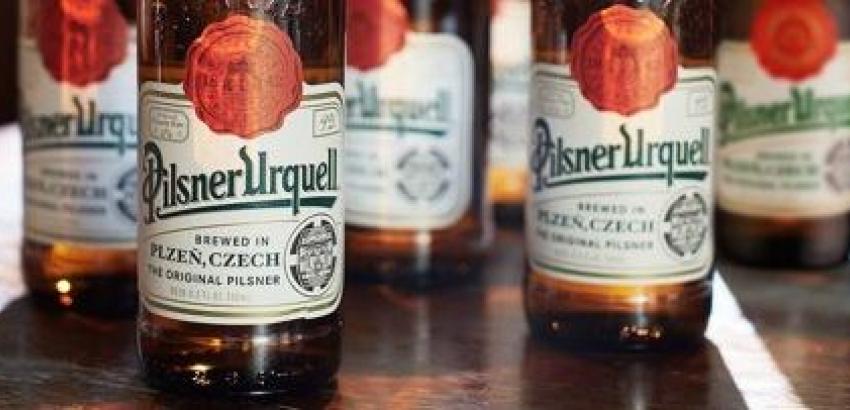 Pilsner Urquell, la primera cerveza tipo Pilsner de la historia, vuelve a tener el color de su botella original